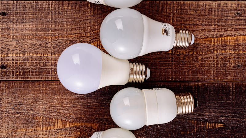 Gros plan d'une ampoule LED moderne installée dans un luminaire intérieur.