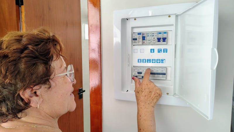 Un convecteur électrique moderne installé sur un mur blanc de salon.