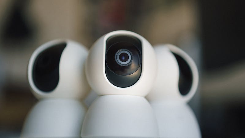 Caméra de surveillance intelligente installée sur le mur extérieur d'une maison moderne
