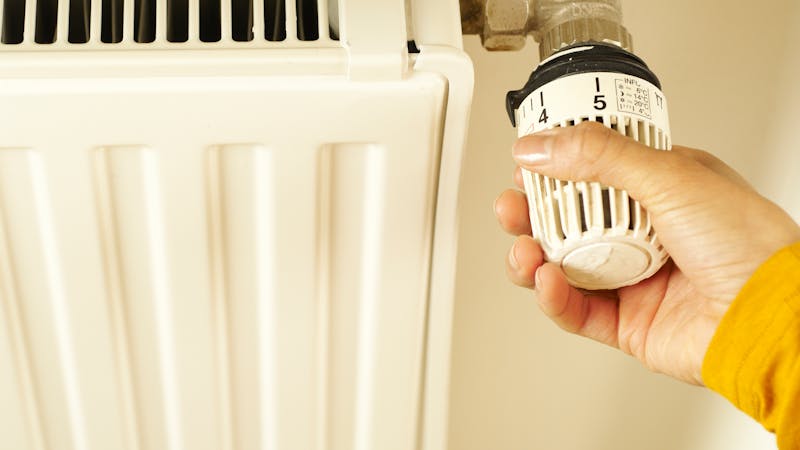 Thermostat mural réglé dans un intérieur chaleureux pendant l'hiver au Québec.