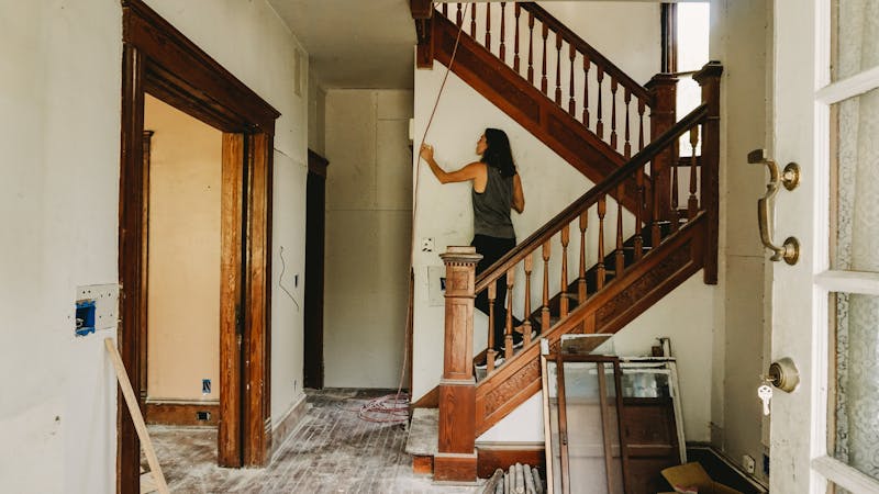 Escalier intérieur moderne en bois avec rampe noire élégante au Québec.