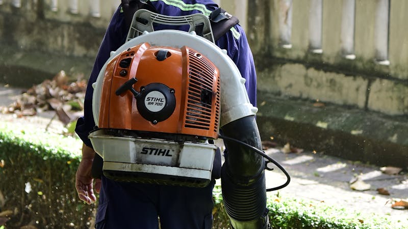 Technicien installant une porte soufflante pour un test d'étanchéité à l'air.