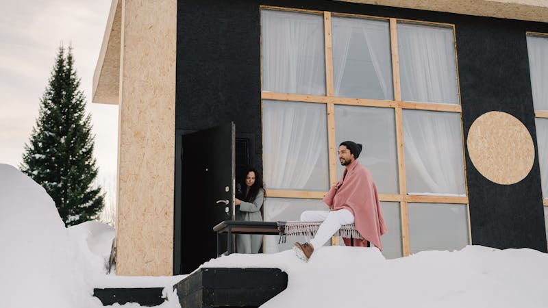 Porte d'entrée moderne haute performance pour une maison résidentielle au Québec.