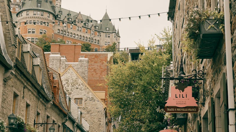 Installation d'une pompe à chaleur géothermique pour une maison durable au Québec