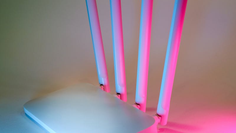 Système WiFi mesh moderne installé dans un salon contemporain lumineux au Québec.