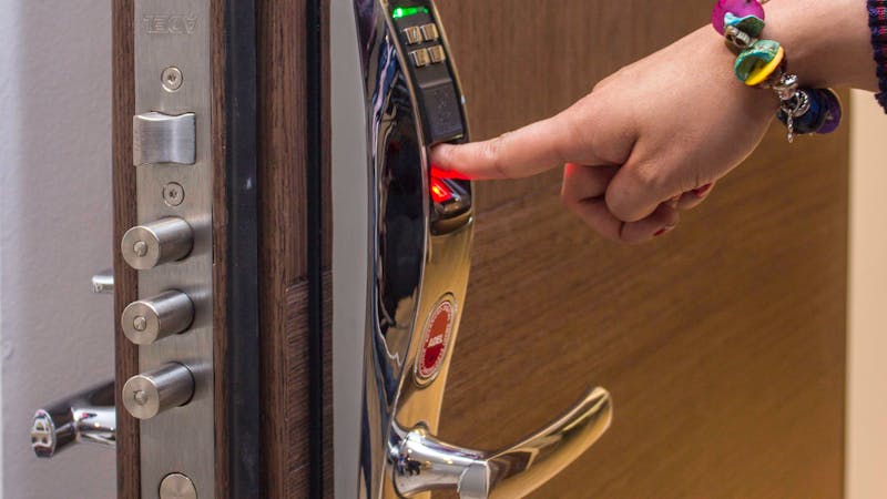 Serrure intelligente moderne installée sur une porte d'entrée au Québec