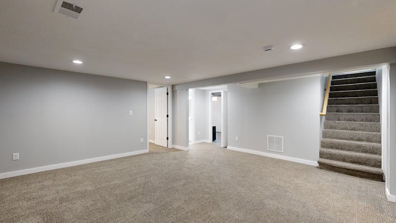 Salon moderne et chaleureux dans un sous-sol récemment rénové au Québec.