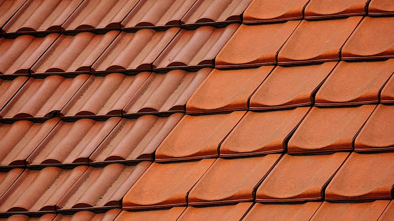 Travailleurs installant une nouvelle toiture en bardeaux sur une maison québécoise.