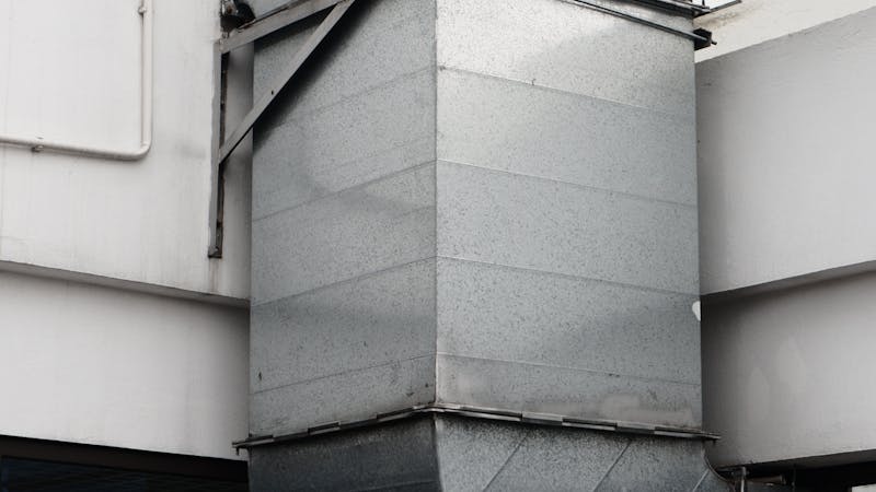 Échangeur d'air VRC résidentiel moderne installé dans un sous-sol propre.